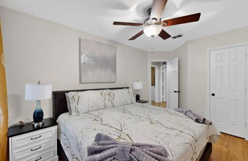 Newly updated 5BR/2.5BA w/pool sleep 16 ppl• - Photo 22