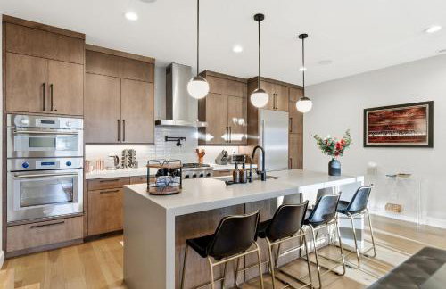 Luxury Hideout w Hot Tub Steam Shower - Photo 42