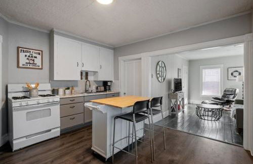 Stylish First Floor Apartment w Private Front Porch - Photo 6