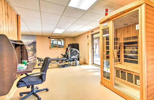 Chic Brandon Cabin with Pool, Hot Tub and Sauna! - Foto 25