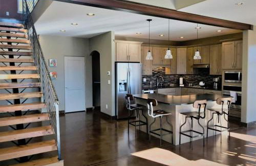 Barnwood Chateau with 2 Master Suites Hot Tub - Foto 6