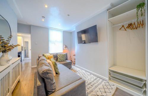 Stunning 1 Bedroom 4 Guest Flat by Anfield Stadium - Photo 3