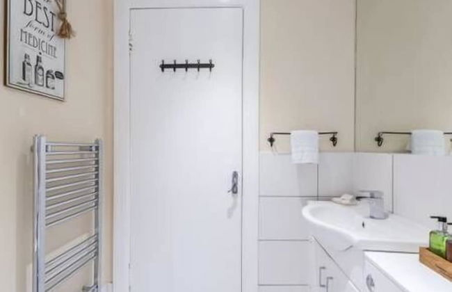 Maya's Glasgow Holiday Homes - Photo 10