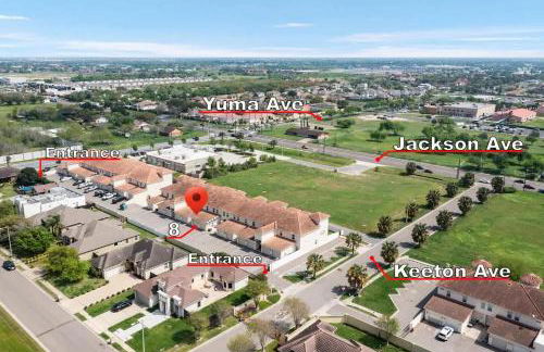 Luxurious Condo with Pool & Garage Close to Shopping - Foto 17