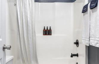 Capitol House - 3 Bed 1 Full and 1 Half Bath, Pet Friendly with Hot Tub walk to Lucas Oil Stadium - Foto 32