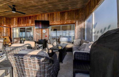 Family Waterfront 4BR Home Heated Pool Private Pier - Photo 11