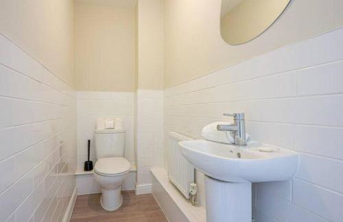 Wavendon House • Sleeps 6 • Driveway Parking • Garden • Fast Wifi • Smart TV • Yoko Property - Photo 21