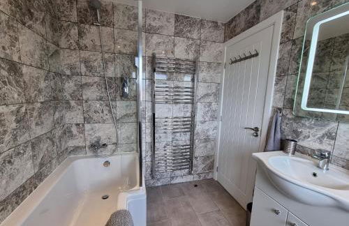 Crown Meadow - 4 Bedroom House - Heathrow - ExcellentStays - Photo 12