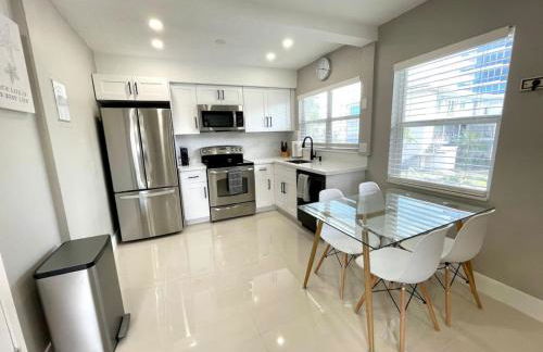 Renovated Intercoastal 2Bdrm 1 bath condo Walk to Beach - Foto 5