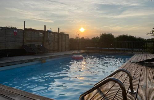 Spacious Cabin with Private Hot Tub, and Private Pool, in 5 Acres - intimate Special stay For 2 Adults - plus 1 child under 2 and up to 2 dogs stay for free - Foto 16