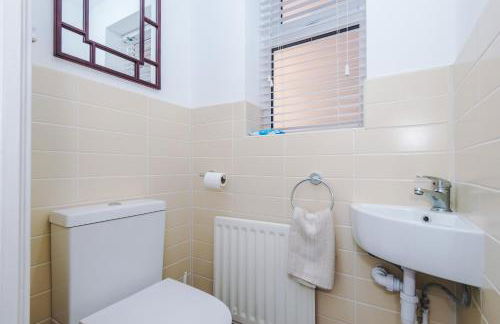 4BR Home for 8, Full Kitchen, Parking, WiFi in Northwich - Photo 7