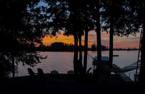 Waterfront North Hero Home with Screened Porch - Foto 42