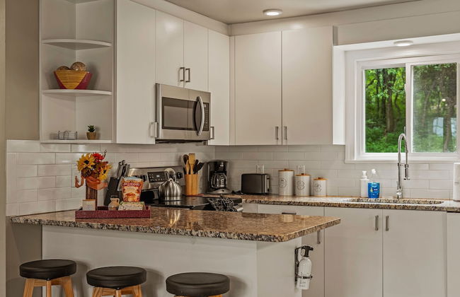 Inn the Poconos by Avantstay Private Lake Access Enclosed Hot Tub - Photo 11