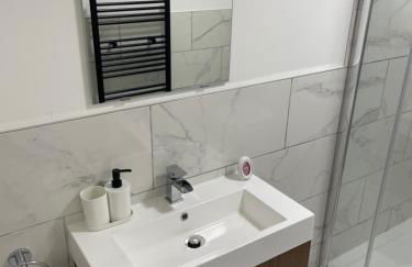 Super-King Bed Studio Apartment in Central Northampton - Photo 15