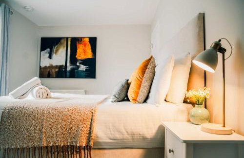 Modern Central 2 Bed Apartment with Parking - Photo 28