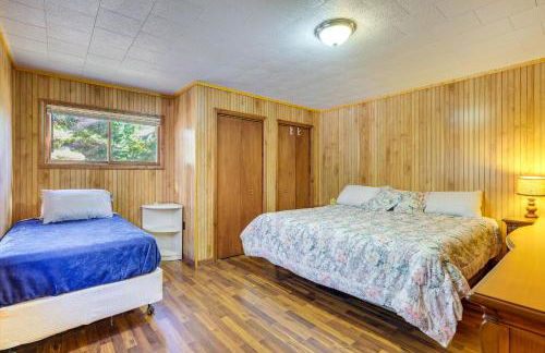 2 Blocks to Boat Ramp Higgins Lake House with Grill - Foto 12