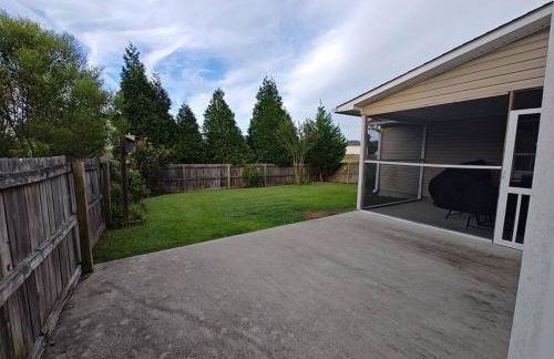 Workers Love It Here! 3 Bedroom House with screened in porch - Foto 25