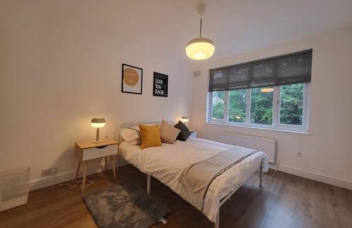 4 Bedroom House - Free Parking, Great access to London, Herts, Essex - Photo 26