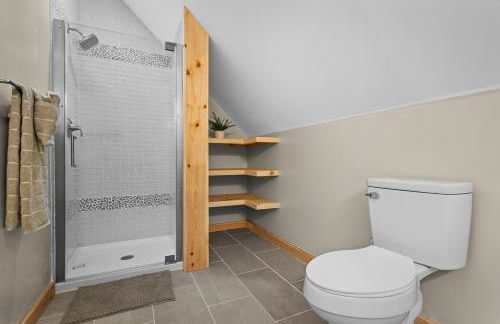 Luxury Log Cabin Lakefront, Game room & Fire Pit, - Foto 16