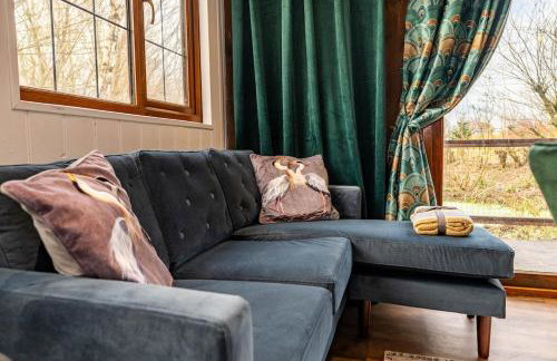 Heron's Perch- A pond-side retreat with cinema room - Photo 40