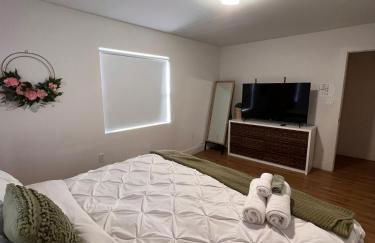 Super stylish 4 BR Home Steps from the Fun - Foto 56