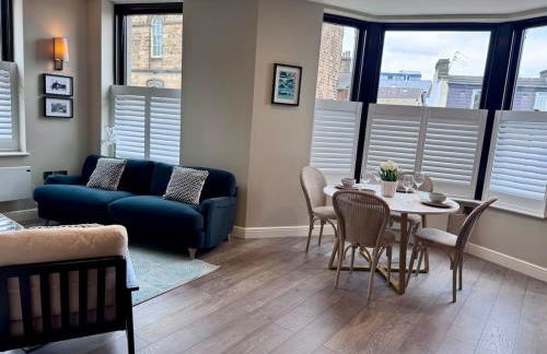 Central 2-Bed Apartment with Balcony & Parking - Foto 19