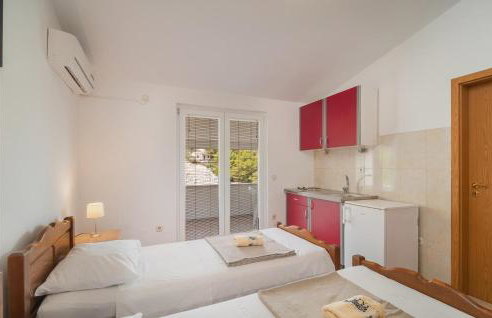 Gorgeous Apartment In Supetar-Splitska - Photo 4