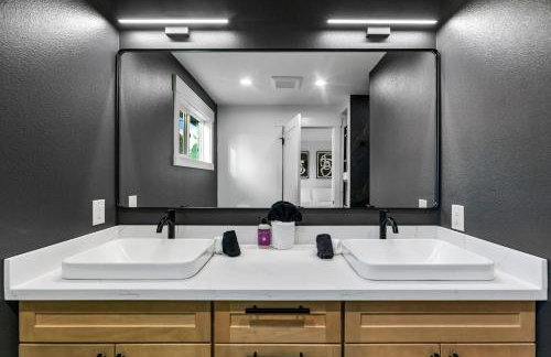 Sunny 3BR Retreat Near Everett Waterfront - Photo 10