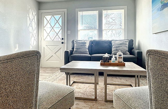 Vintage Vibes Modern Comfort 2BR for 6 Guests - Photo 5