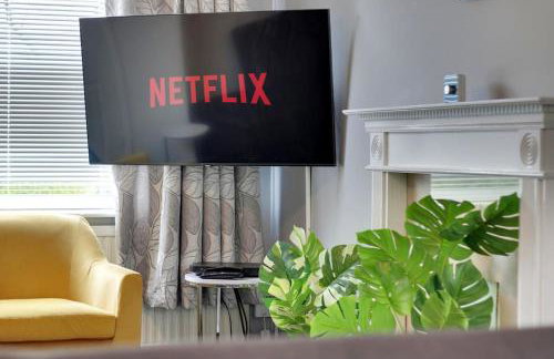 Superb 3 bed house, homely comforts close to supermarkets, with private parking on gated premise - Photo 12