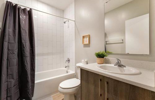 Spacious 3BR Townhouse with Free Parking Included! - Foto 16