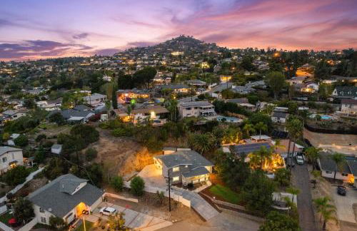 Entire Private Home with 4 Bedrooms 2 Bathrooms, 6 Beds, Hot Tub, King Bed, 6 Parking, Big Yard, Available Now - Foto 64