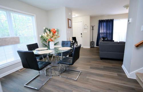 Modern Two BR Townhome, Workspace, Free Parking and Wi-Fi - Foto 1