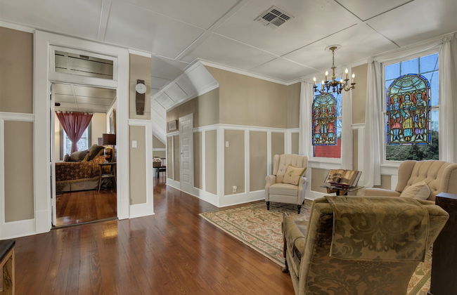 Beautiful and Unique Home With Fireplace and Pool! - Photo 33