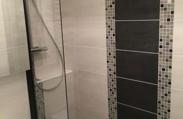 BedinReims "burgundy bottle" 110m2 Exceptional, 4 chambres doubles, 2 bain, free park & wifi, tout équipé - Foto 47