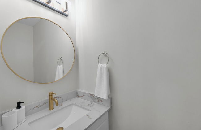 Beautiful House - On A Quiet Street - Photo 46