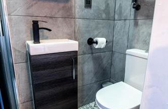 DJH Homes - Luxurious and chic 3BR Grade II Industrial House with log burner and electric blinds - JQ, Birmingham City - Foto 30