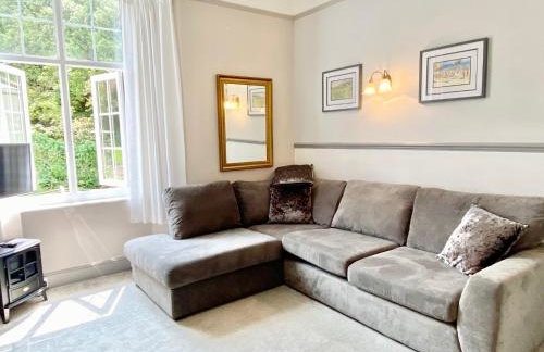 SIMPLY the BEST, 4 Min walk to Beach, Pubs, Restaurants, Shops, FAB Htd Pool, HOT Hottub, Games room, 1 acre Garden, BBQ's, Beautiful, Bassets acre, Free Parking and WIFI - Photo 8