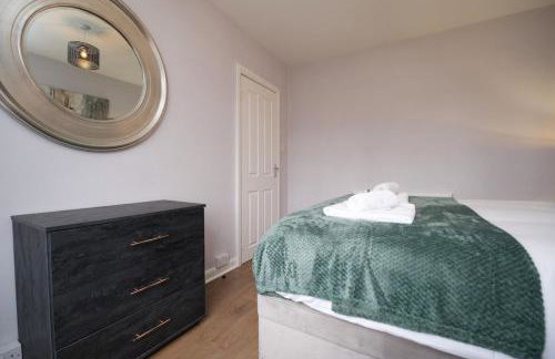 London Road Villa - Free Netflix, Private Parking, WiFi & Private Garden - Photo 9
