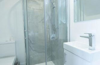 Entire Modern Home with Private Parking for 6/8 Persons - Photo 24