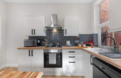 Whitehill - 3-Bed Home from Home, Sleeps 7, Great for Groups & Workers, FREE Parking & Netflix - Hosted by Stay Host Save - Photo 30