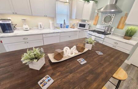 Stunning Lake Home w arcade and huge deck - Foto 5