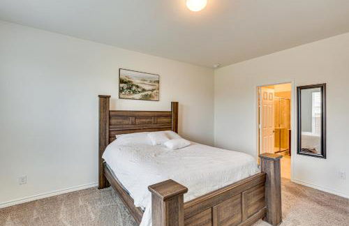 Private Yard and Pool Access Home in Krugerville - Foto 12