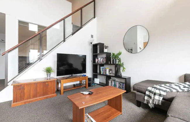 Roomy Loft 2 Bedroom w/ Free Parking Zodiak Stays - Photo 6