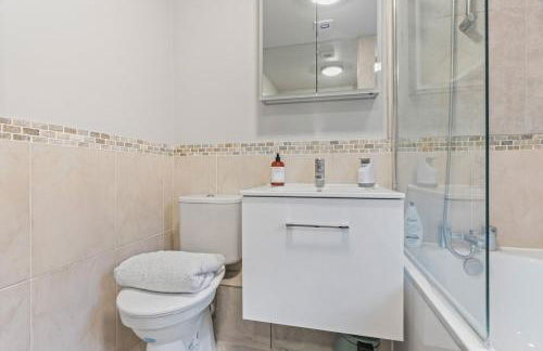 Large 4 Bedroom House Bricket Wood, Van & Car Parking, Sleeps 8 - Foto 11