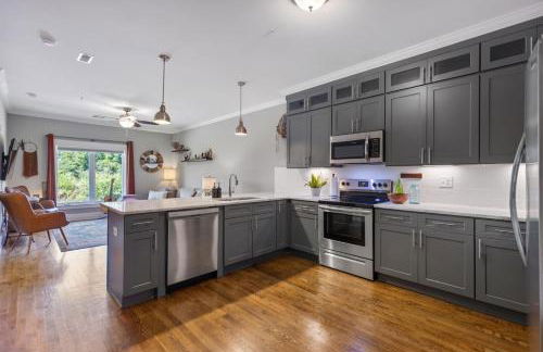 Only 4 Miles to Broadway with Free Parking and TVs in Bedrooms - Foto 4