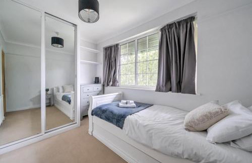 Surrey's Charming Modern Maisonette with Parking - Pass the Keys - Foto 23