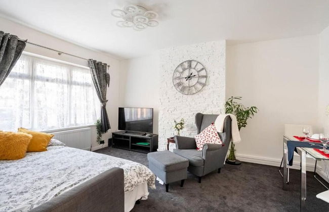 1 Bed-sleeps 4-free Parking-30 Min to Central Ldn - Photo 3