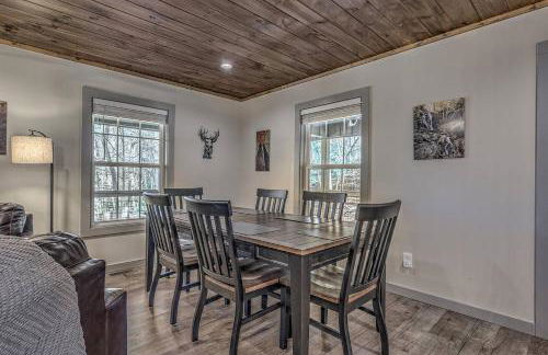 5-Star Cabin wHot Tub, Game Room, & Resort Perks! - Foto 10