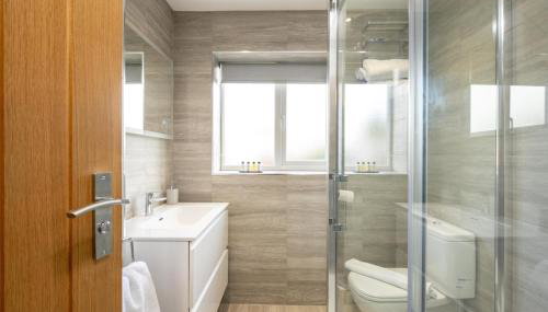 6 Bedroom, 2 Bathroom Modern, Spacious Home - Foto 2